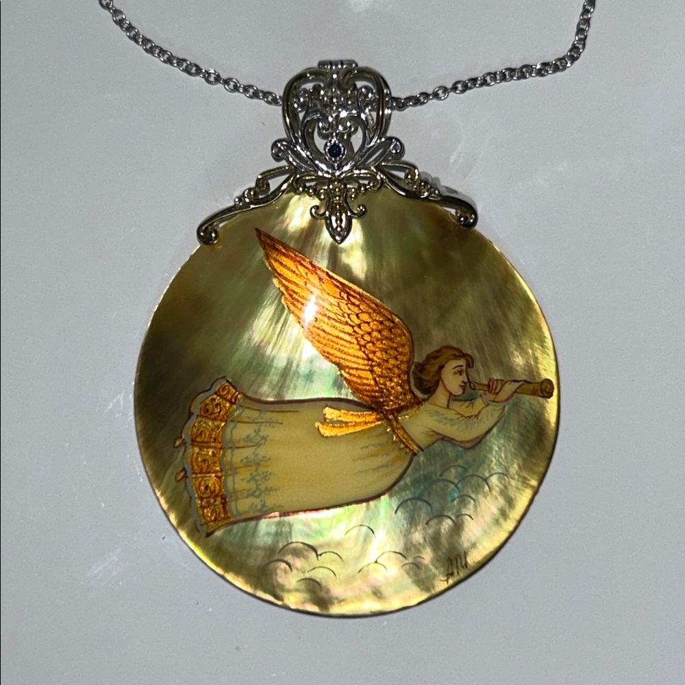 NWOT Gems en Vogue Trumpeting Christmas Angel Painted Shell Sterling Necklace